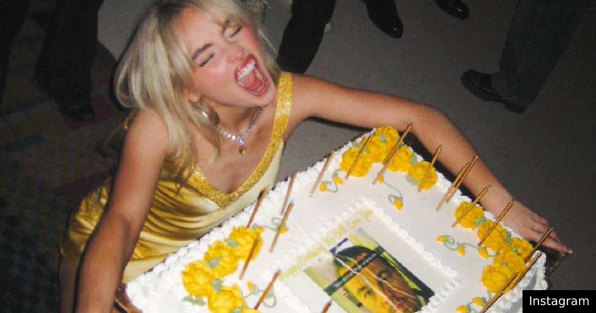 Sabrina Carpenter celebra aniversário com bolo divertido