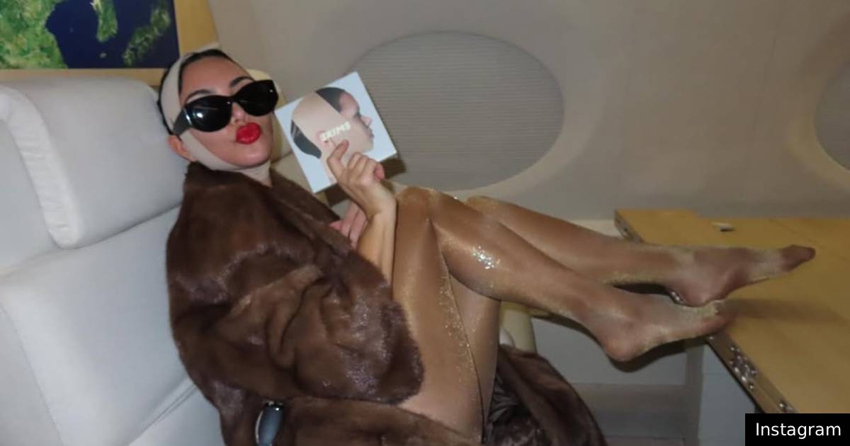 Kim voou só com collants