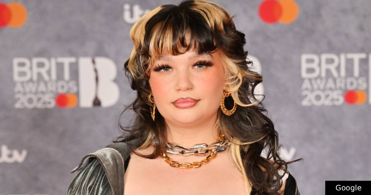 Lola Young desmaia em palco