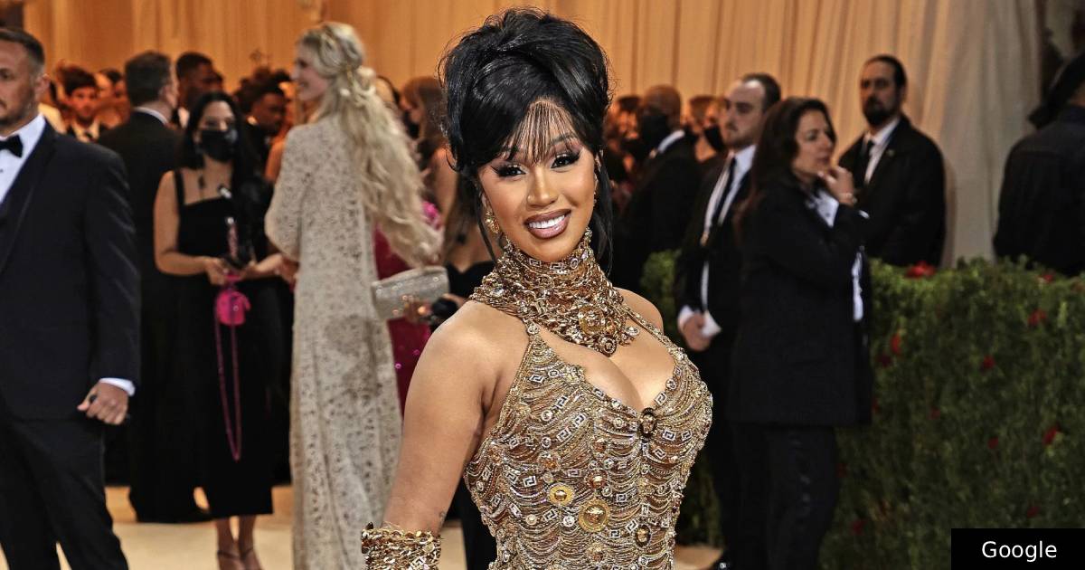 Cardi B promove álbum a vender no chão