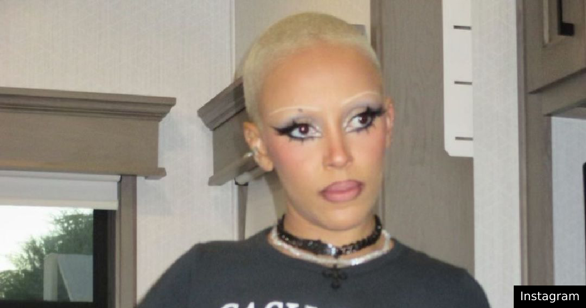 Doja Cat espalha esttuas por Nova Iorque