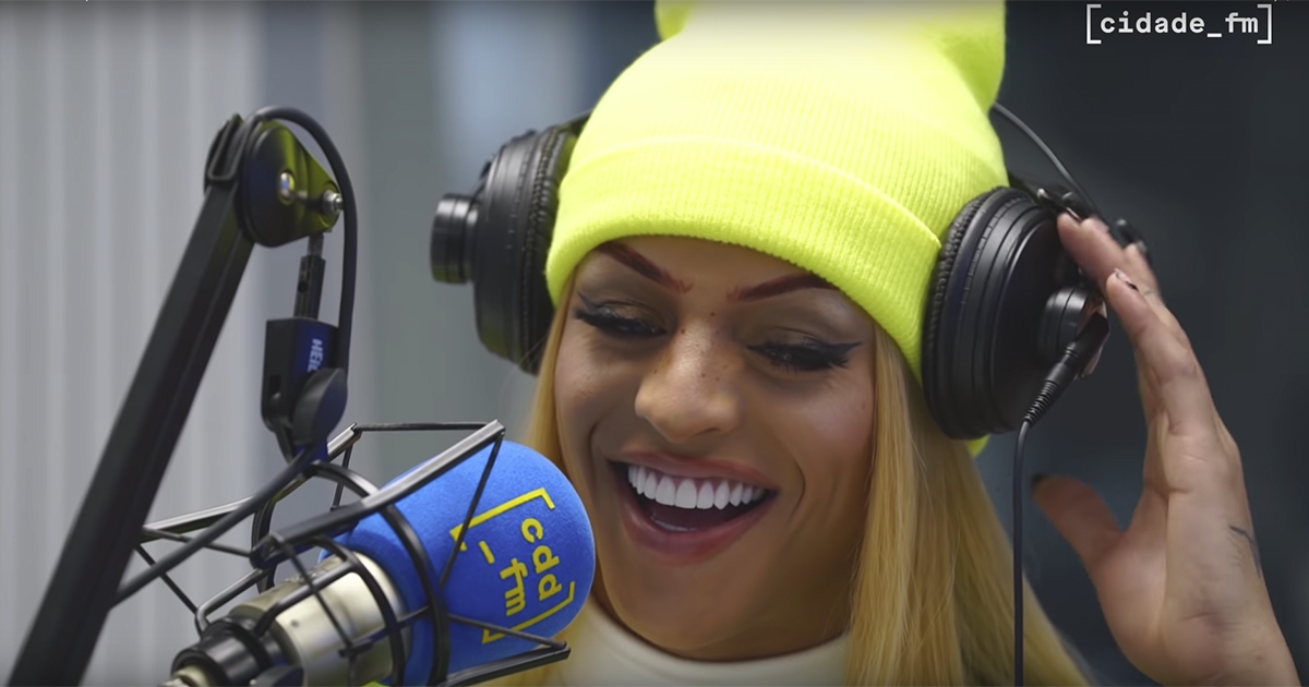 Pabllo Vittar é supreendida por fãs live
