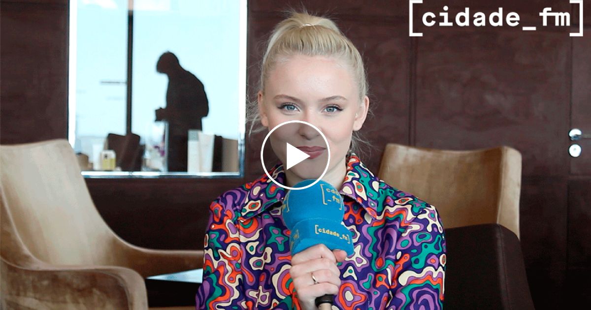 Zara Larsson finge chamada c/ Ariana Grande